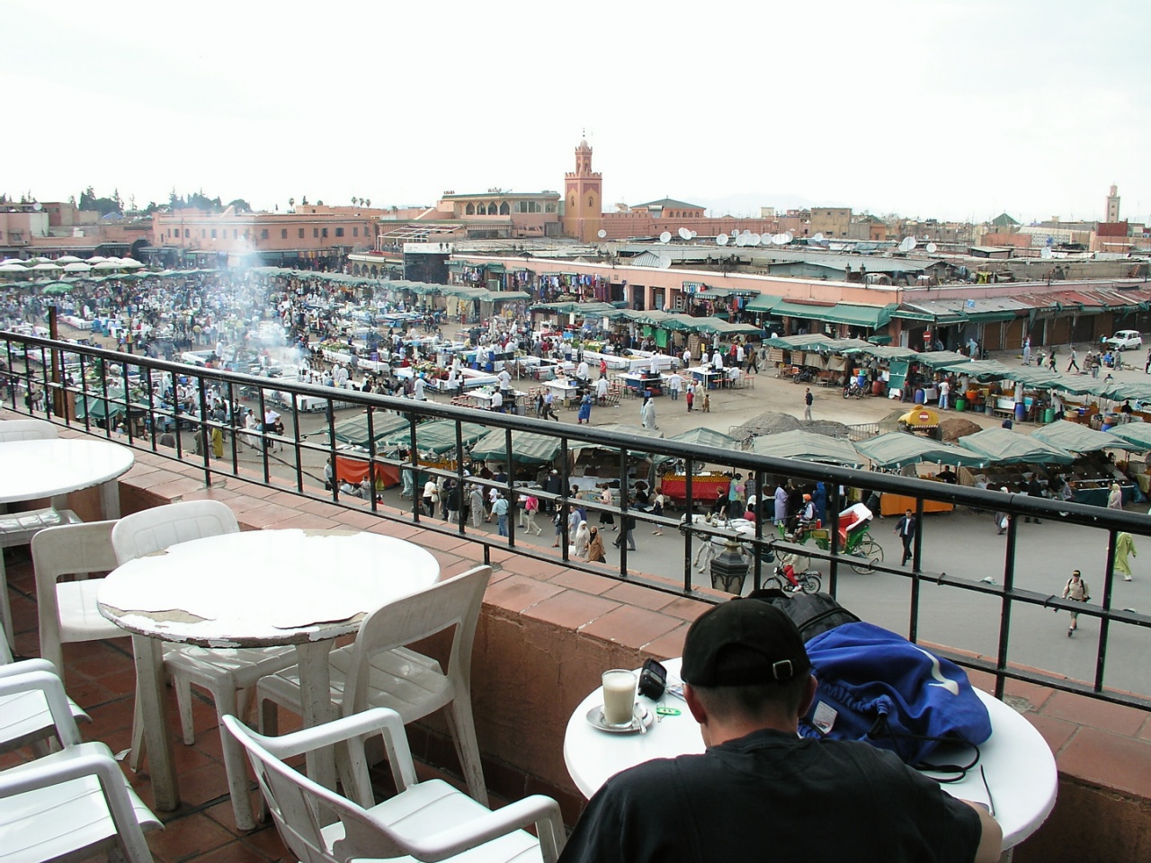20040526_1944-Djemaa_el_Fna_unter_Tags_vom_Cafe_aus