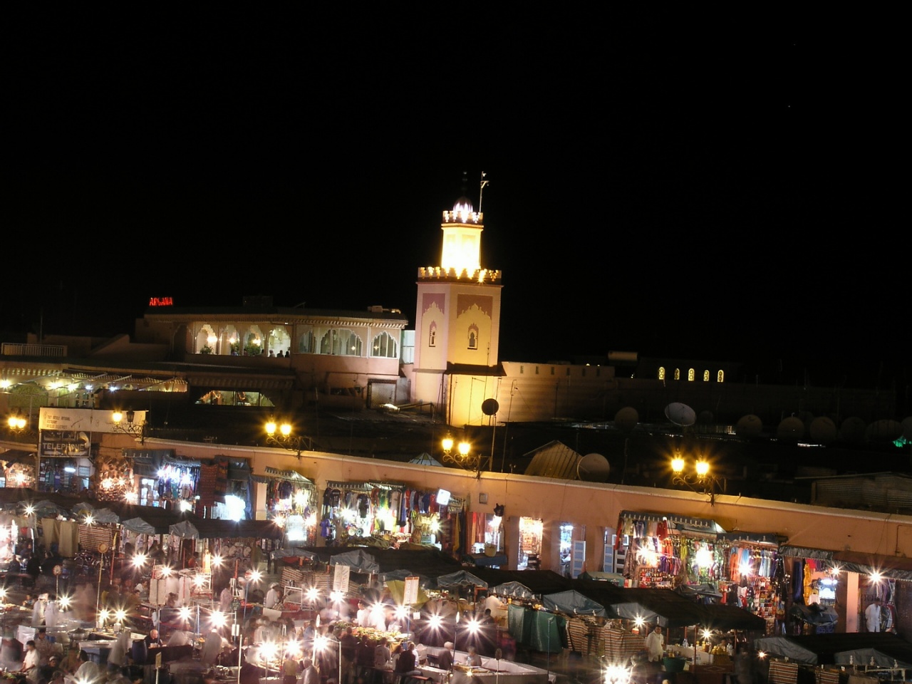 20040526_2306-Djemaa_el_Fna_am_Abend_vom_Cafe_aus_11