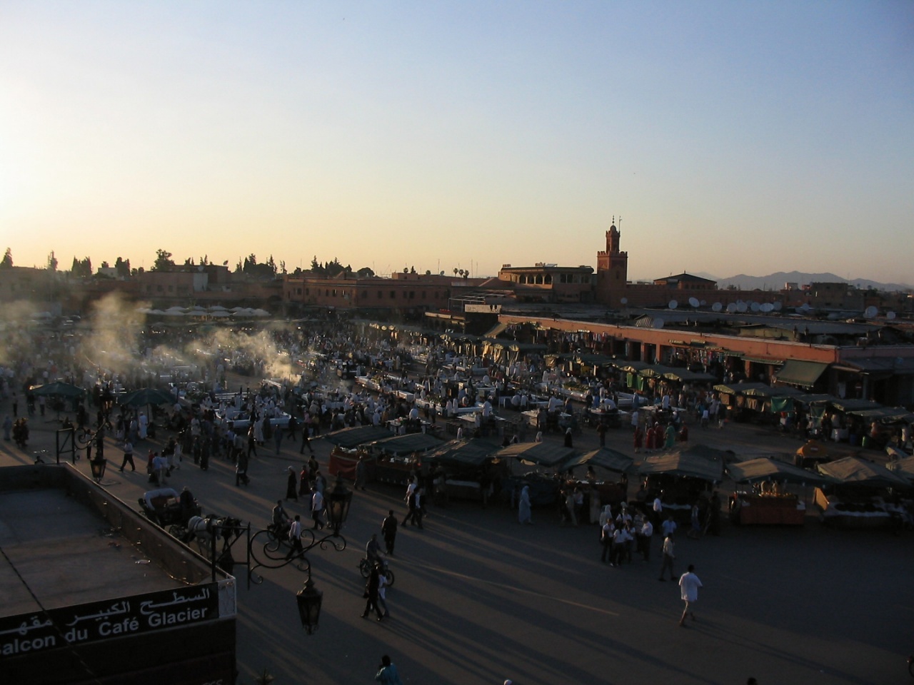 20040527_2057-Djemaa_el_Fna_am_Abend_von_der_Dachterasse_aus