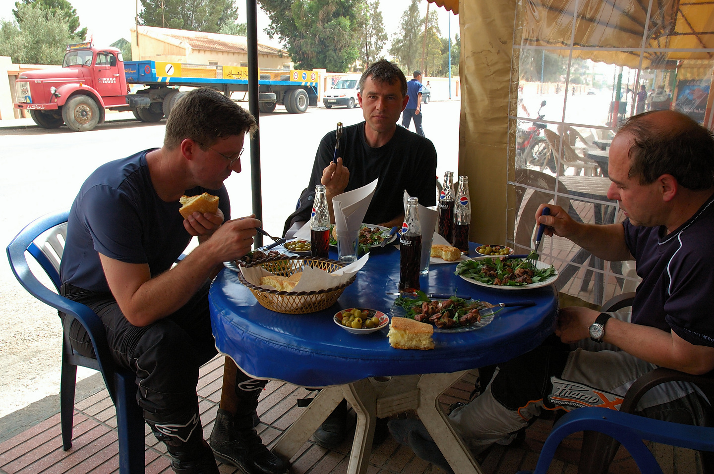 2006-05-20_16-49-12-Mittagessen_am_Strassengrill_05