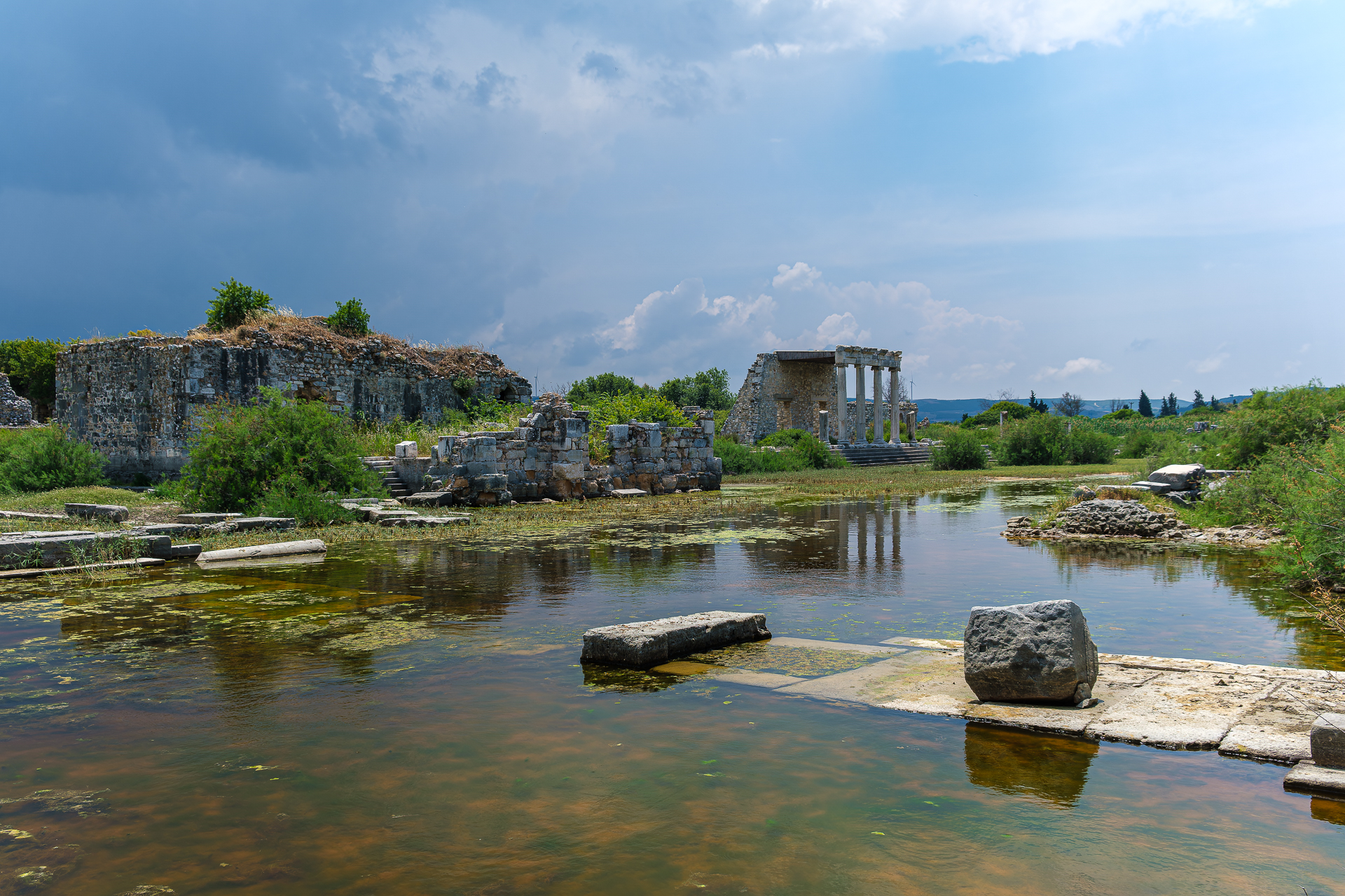 Milet: Eine Tempelanlage. Links im Bild sieht man gut das Gewitter das sich aufbaut. Rasch und heftig!