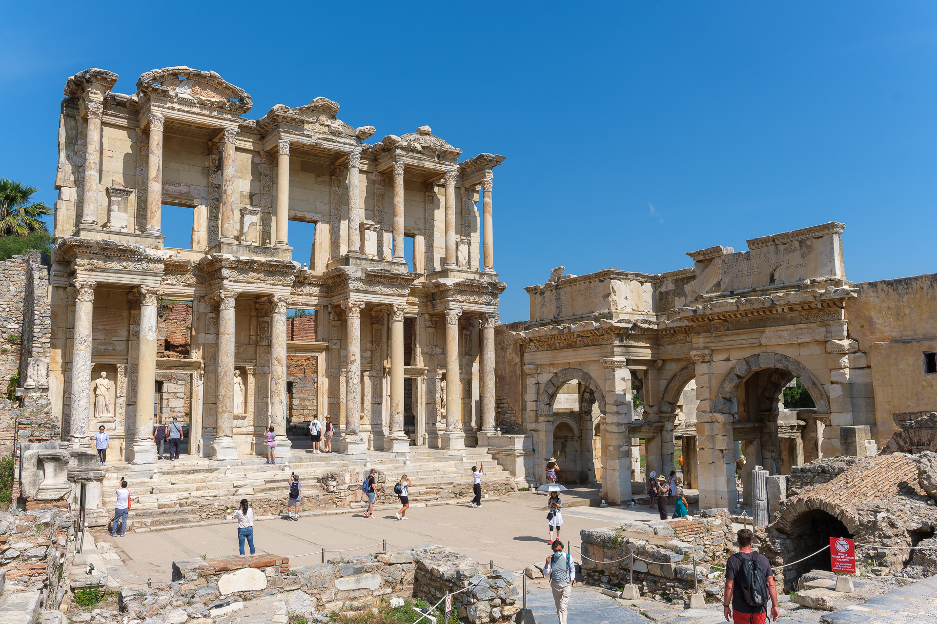 Ephesus: Quasi das Wahrzeichen von Ephesus – die Bibliothek.