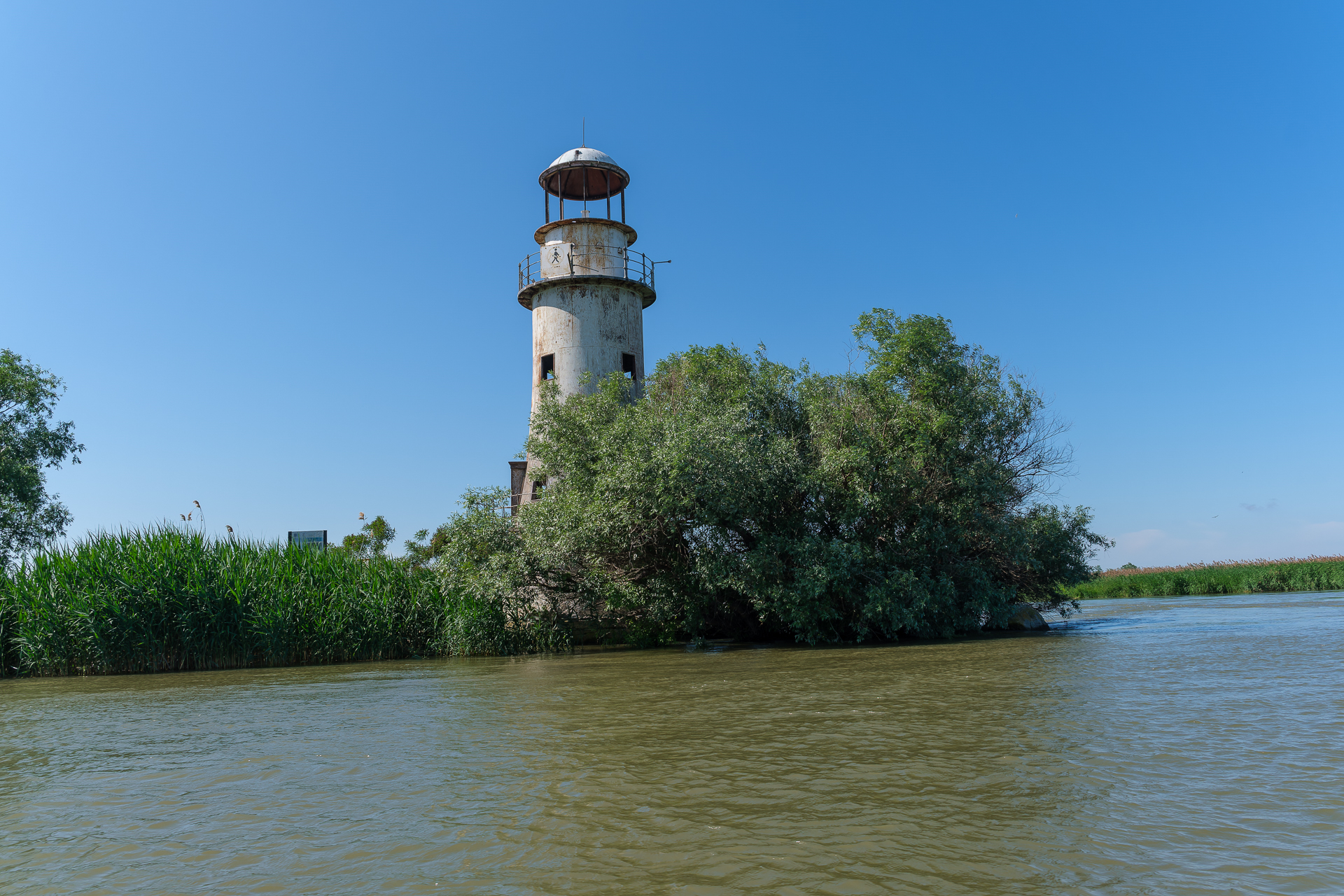 Flußkreuzfahrt im Donaudelta. „Canal Sulina“ . Hier der alte Leuchtturm.
