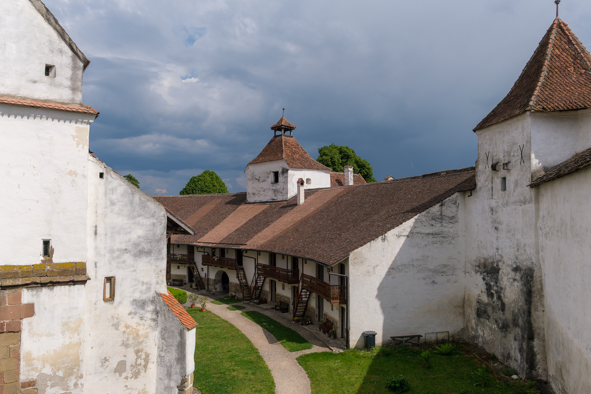 Kirchenburg von Honigberg: Wohn- und Wirtschaftsgebäude in der Mauer